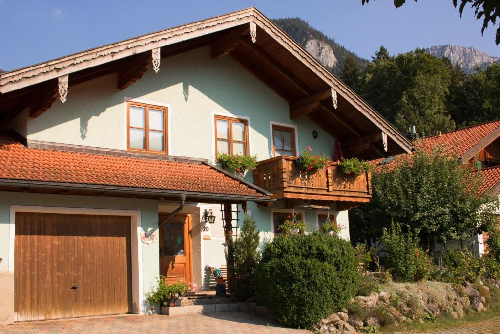 una casa bianca con garage marrone di Ferienwohnung Anner a Aschau im Chiemgau