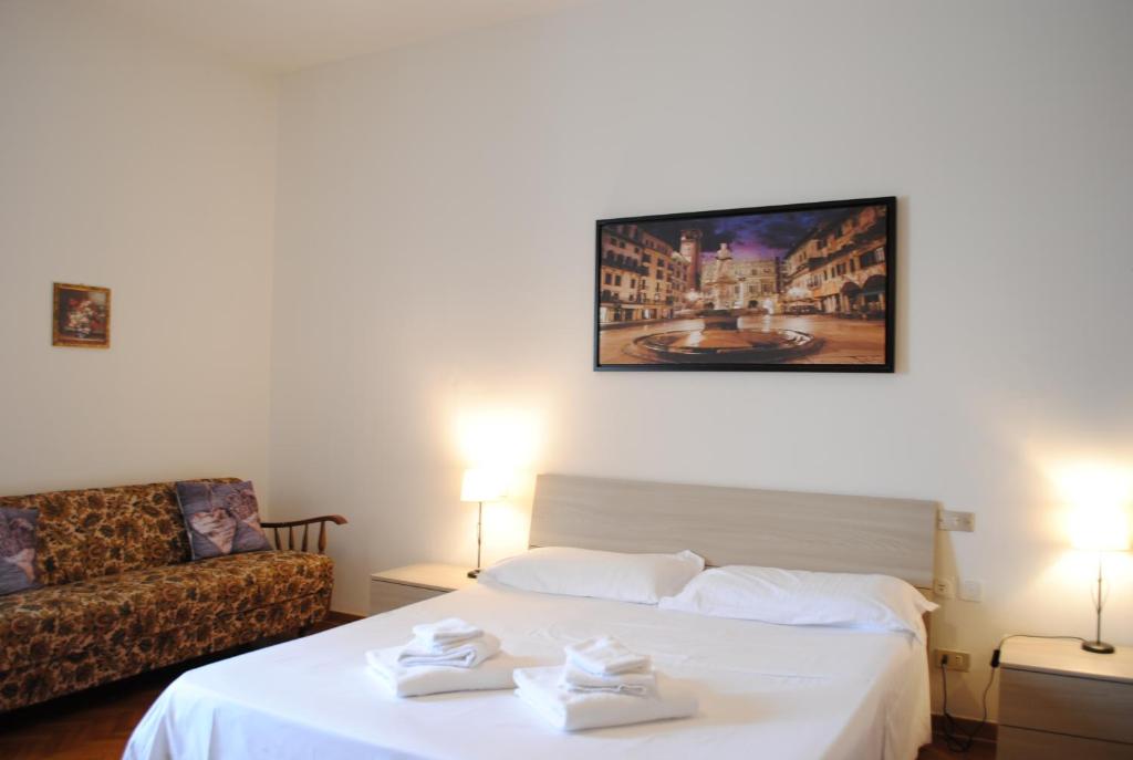 Postel nebo postele na pokoji v ubytování Dreaming Verona Rooms