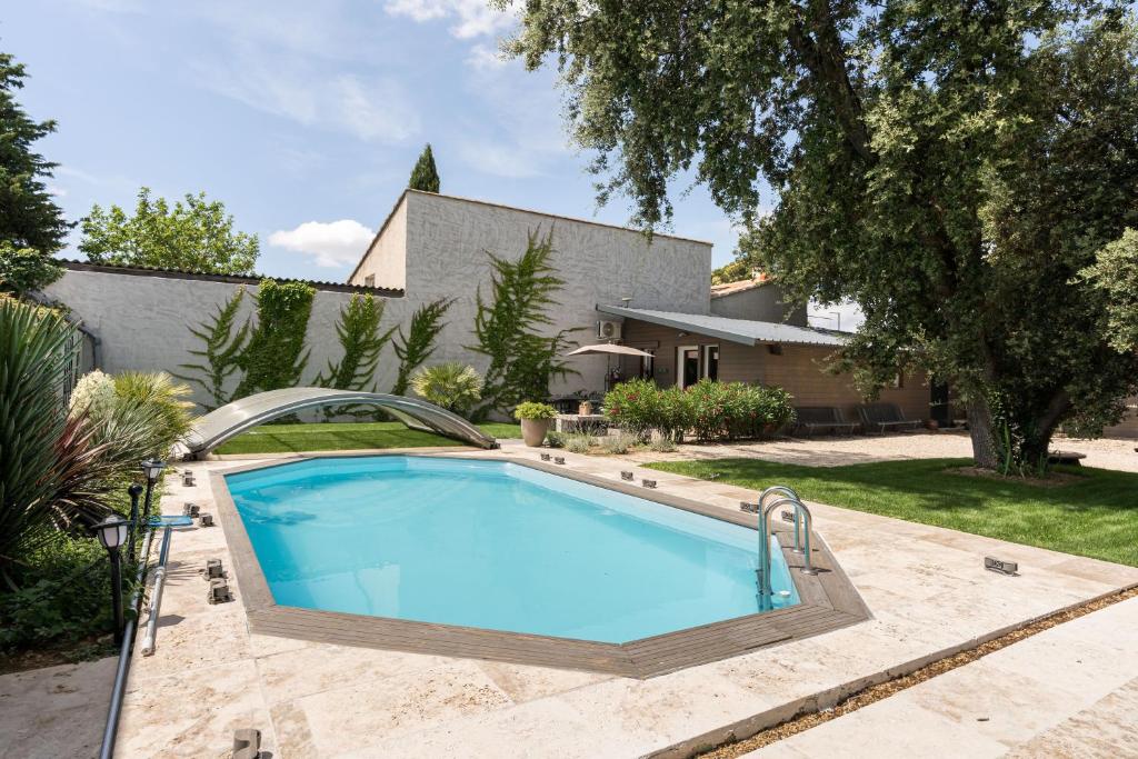 una piscina en el patio trasero de una casa en Le Parc, en Carpentras