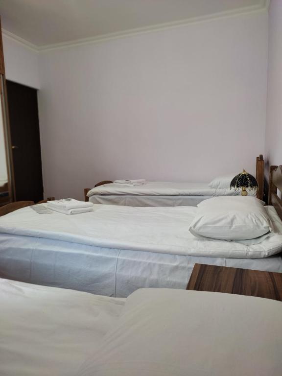 MITANE - Triple Room With Shared Bathroom