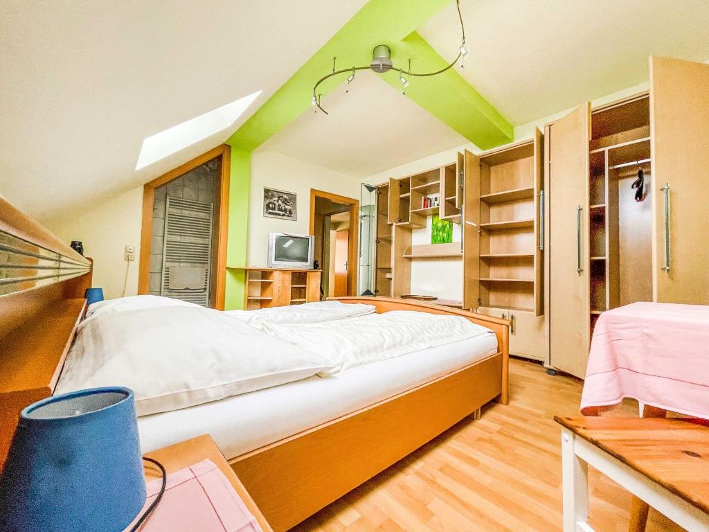 1 dormitorio con 1 cama grande en una habitación en Vural Rooms, en Gmünd