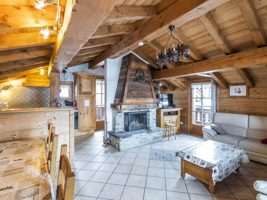 uma sala de estar com lareira num chalé de madeira em Chalet Courchevel 1650, 6 pièces, 8 personnes - FR-1-514-69 em Courchevel