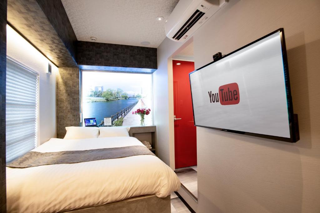Postel nebo postele na pokoji v ubytování Hotel Xcell Hiroshima Nagarekawa