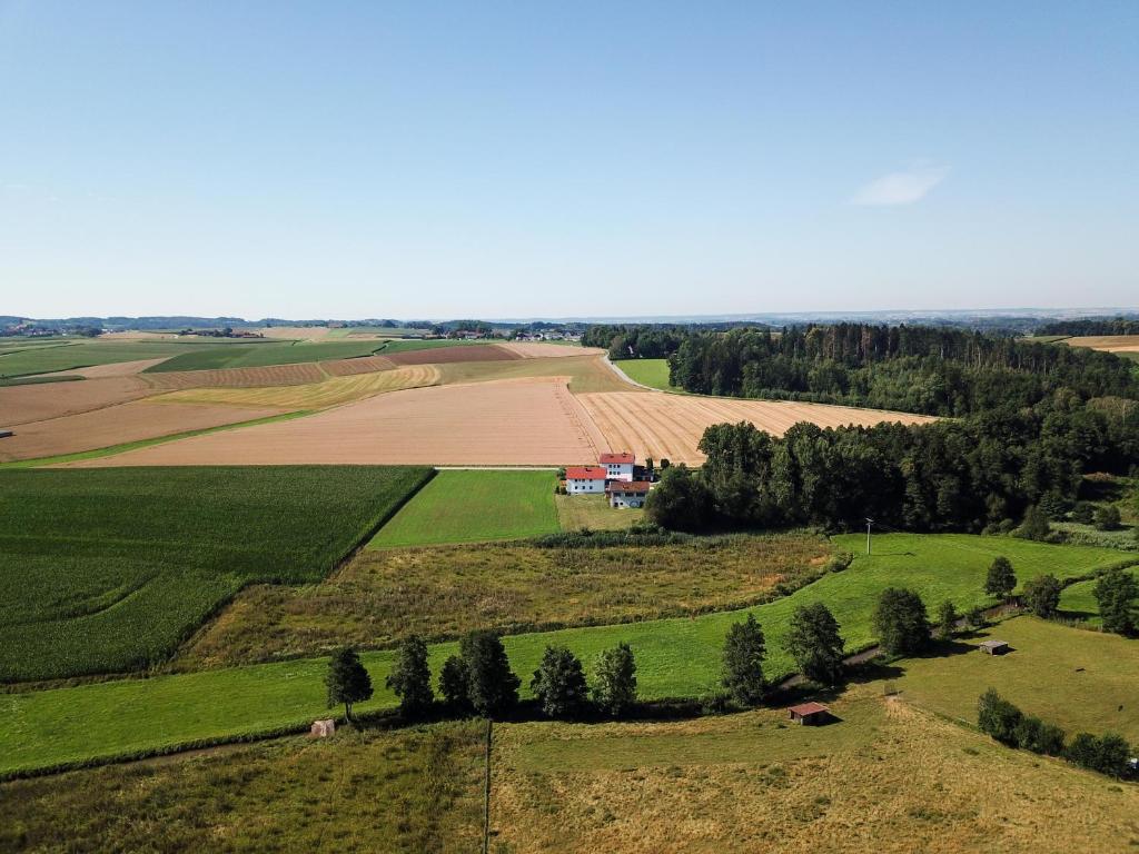 una vista aérea de una granja con campos y árboles en Im Idyll Chillout, en Hengersberg
