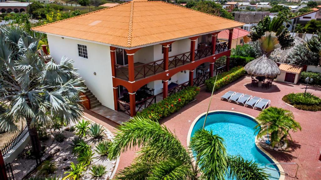 eine Luftaufnahme eines Resorts mit Swimmingpool in der Unterkunft Chico's Seru Hulanda Resort in Willemstad