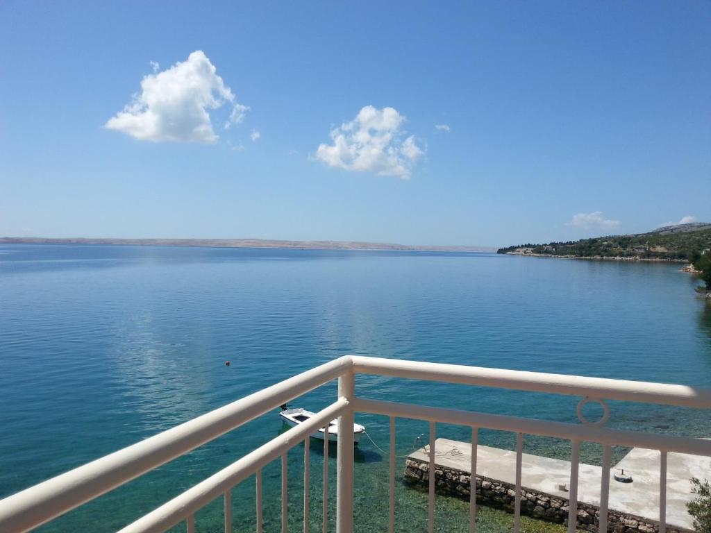 uma vista para um lago a partir de uma varanda em Rooms Ante em Tribanj-Krušćica