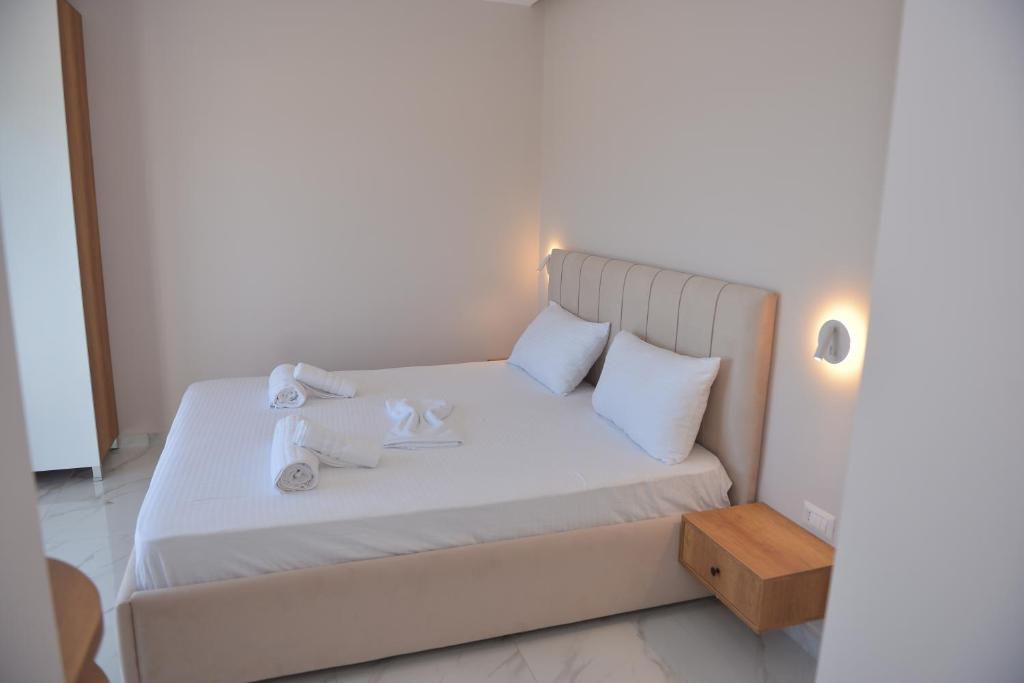Postel nebo postele na pokoji v ubytování Hotel Margjokaj