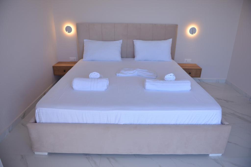 Postel nebo postele na pokoji v ubytování Hotel Margjokaj