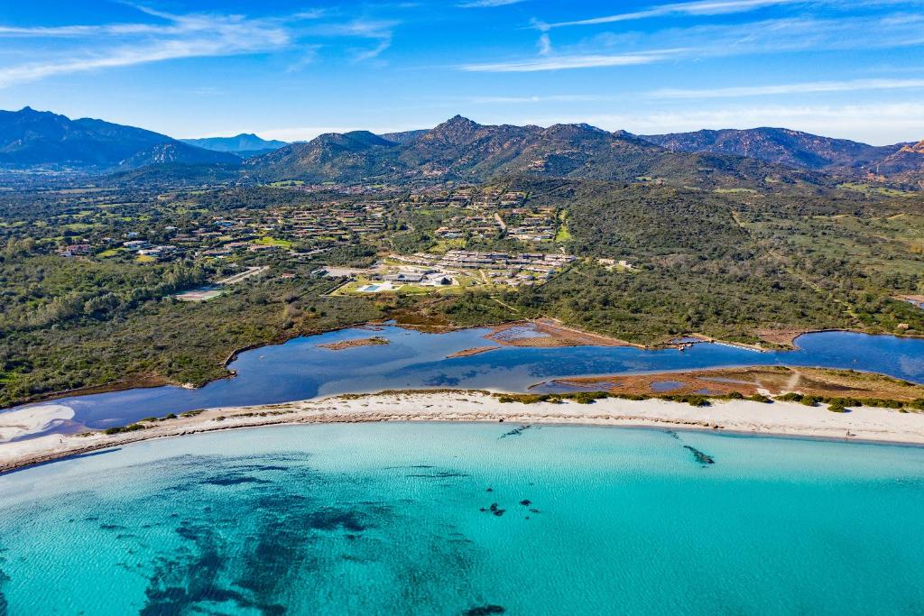 una vista aerea su una spiaggia e sull'oceano di Baglioni Resort Sardinia - The Leading Hotels of the World a San Teodoro
