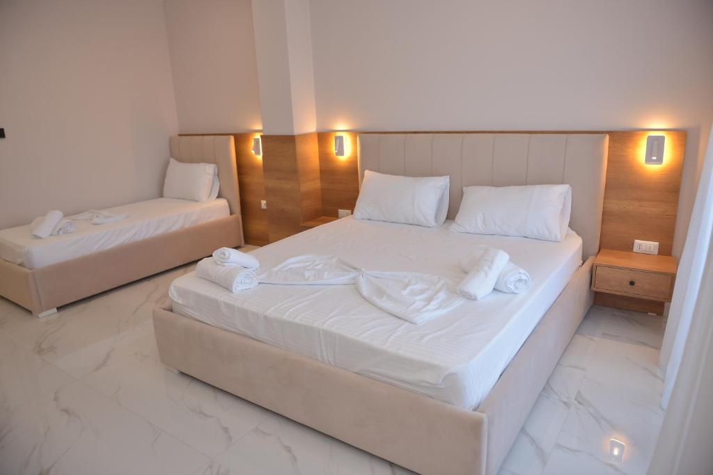 Postel nebo postele na pokoji v ubytování Hotel Margjokaj