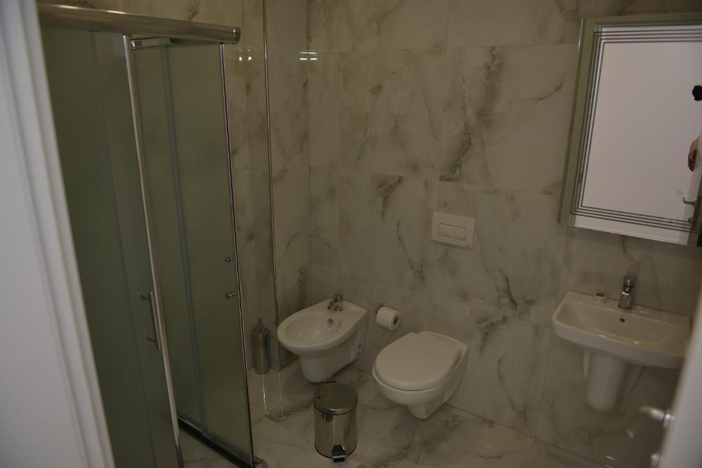 Koupelna v ubytování Hotel Margjokaj