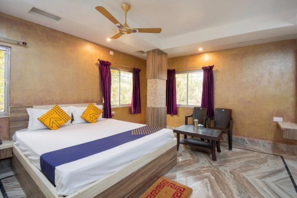 Кровать или кровати в номере STAYMAKER Rajeshwari Inn