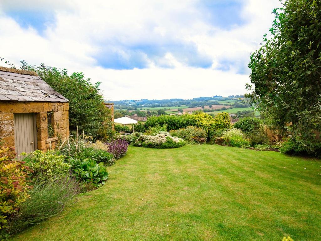 สวนหย่อมนอก Lark Rise Cottage