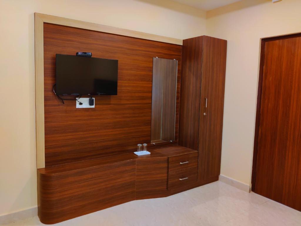 TV a/nebo společenská místnost v ubytování THAAI RESIDENCY