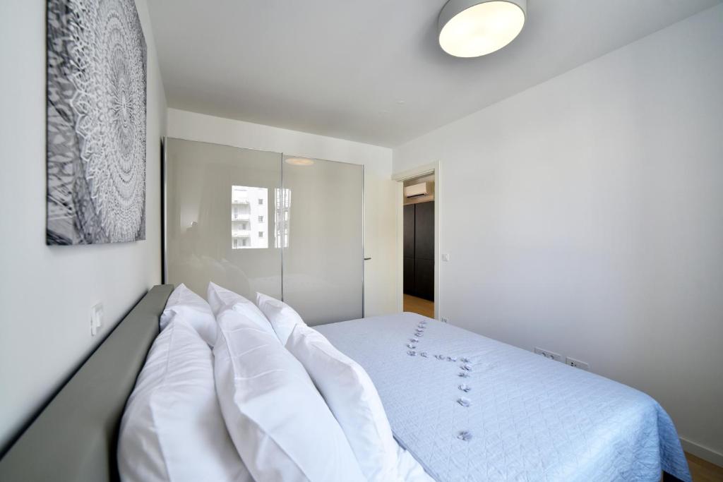 Łóżko lub łóżka w pokoju w obiekcie On Time Apartment