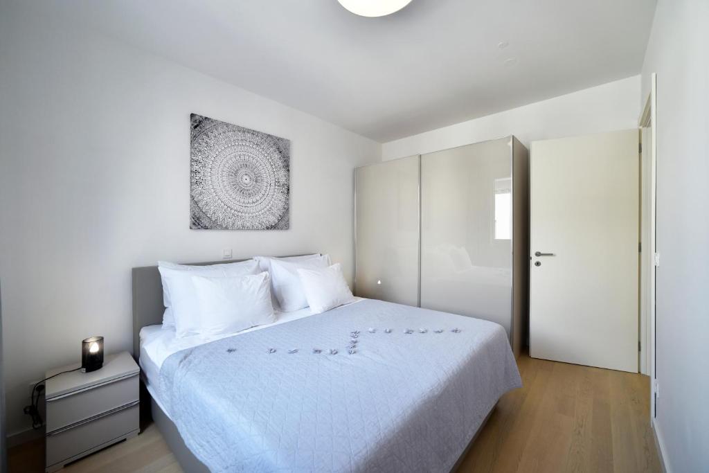 Łóżko lub łóżka w pokoju w obiekcie On Time Apartment