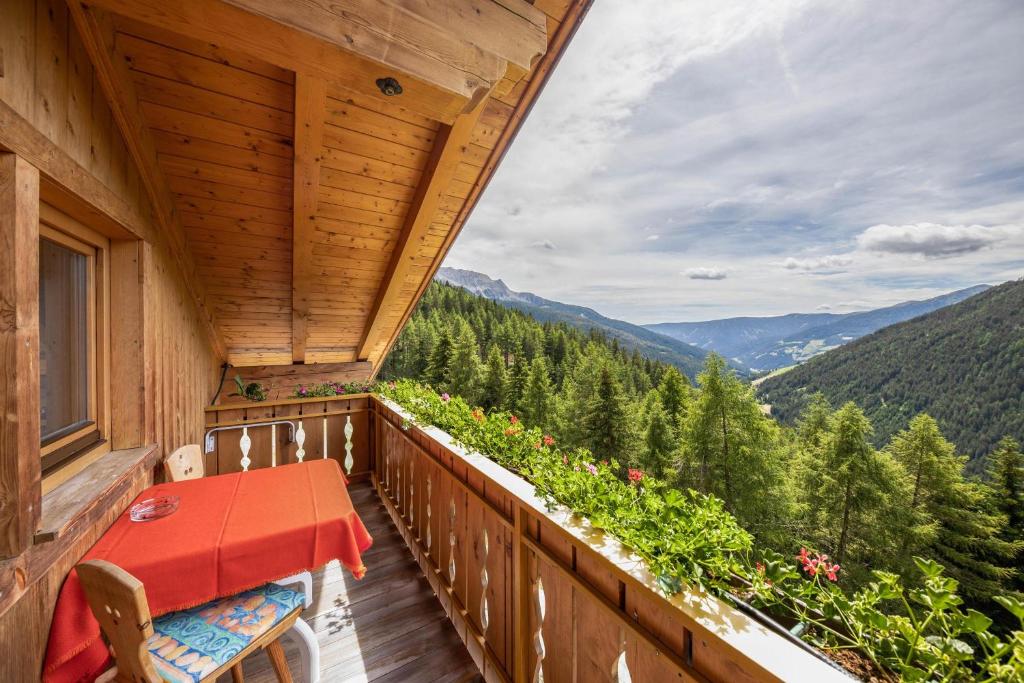 a balcony with a table and a view of the mountains at Wieserhof Ferienwohnung Zirm in Sarntal