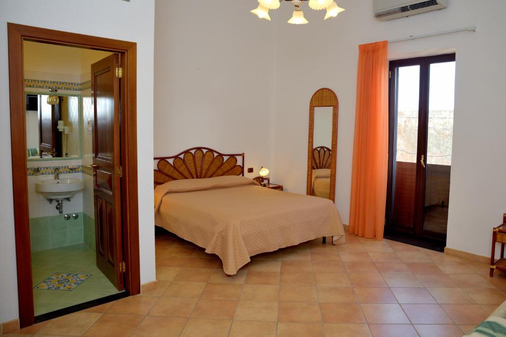 Postel nebo postele na pokoji v ubytování Hotel Principe di Rinella