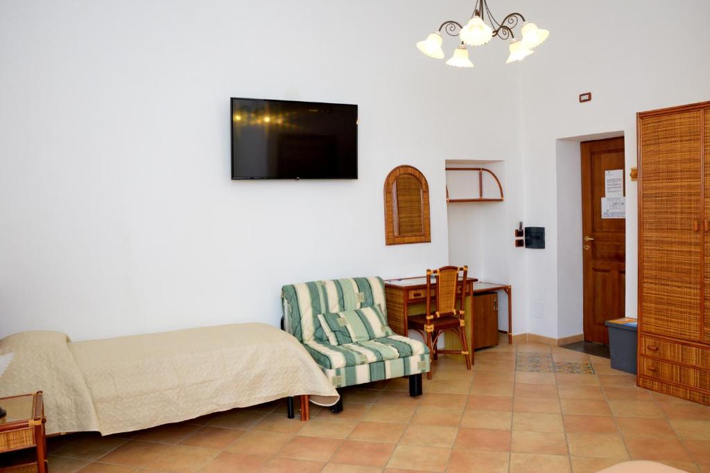 TV a/nebo společenská místnost v ubytování Hotel Principe di Rinella