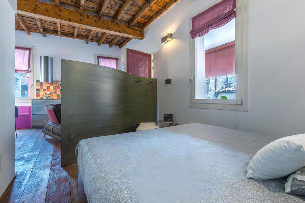 A bed or beds in a room at Ferrara Center Apartment x3