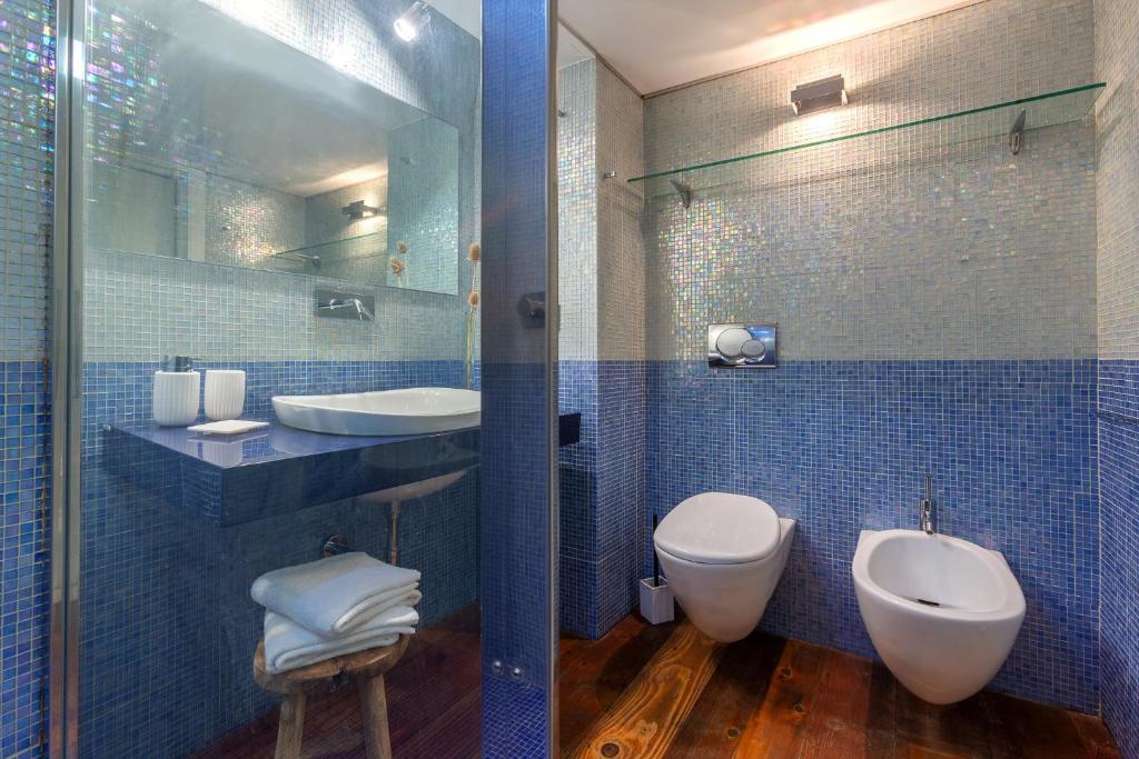 A bathroom at Ferrara Center Apartment x3