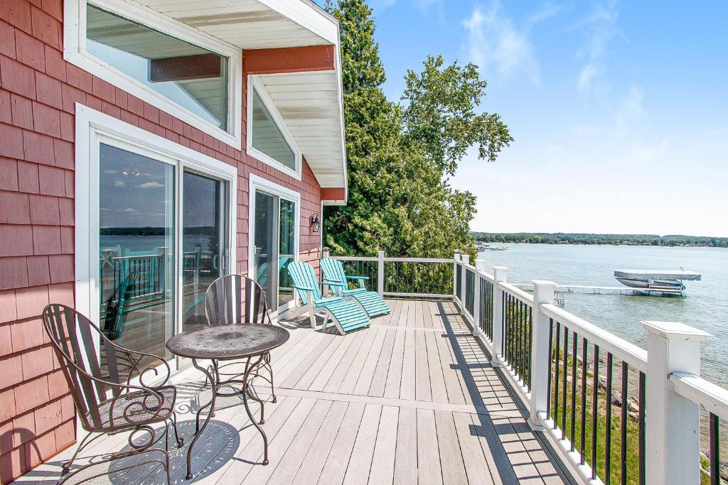a deck with chairs and a table on a house at Cherry Fish North in Beulah