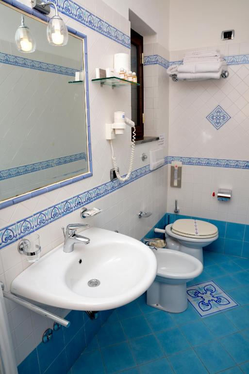 Koupelna v ubytování Hotel Principe di Rinella