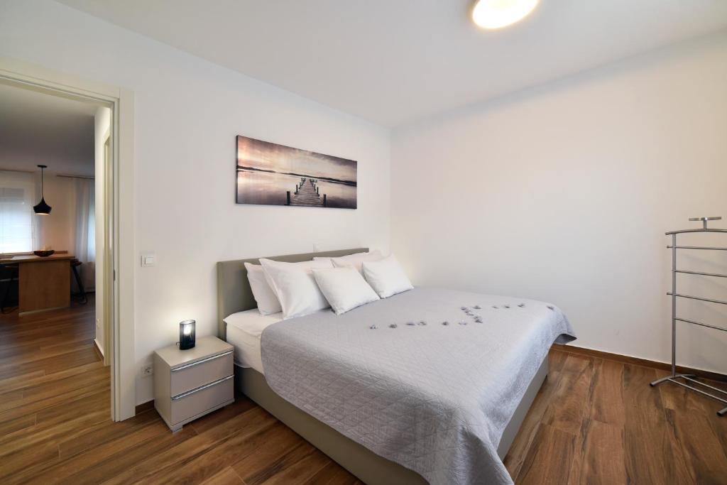 Łóżko lub łóżka w pokoju w obiekcie On Time Apartment