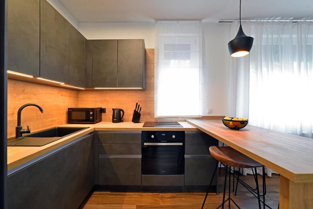 Kuchnia lub aneks kuchenny w obiekcie On Time Apartment