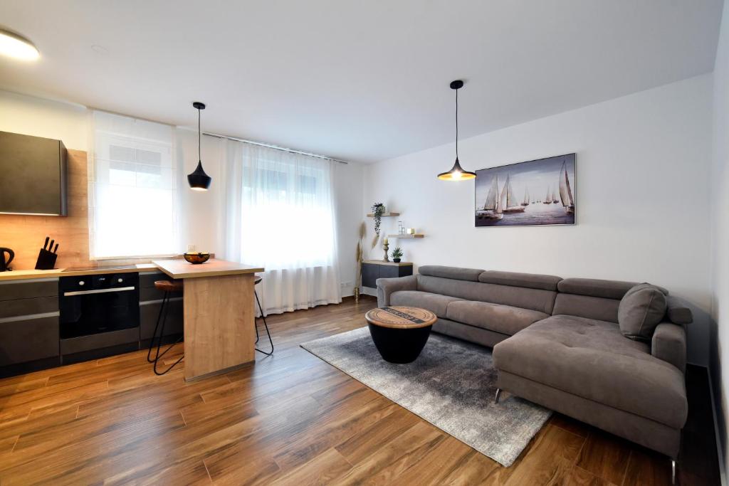 salon z kanapą i stołem w obiekcie On Time Apartment w Zagrzebiu