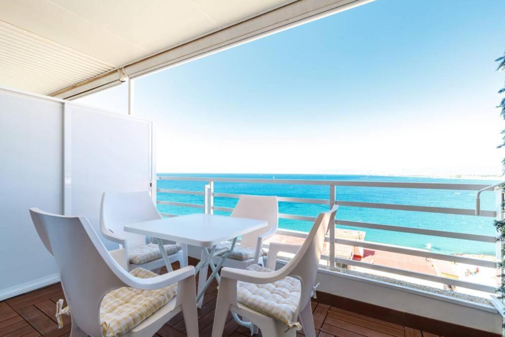 einen Balkon mit einem Tisch, Stühlen und Meerblick in der Unterkunft Imbatibles vistas de la Costa Dorada, Salou in Salou