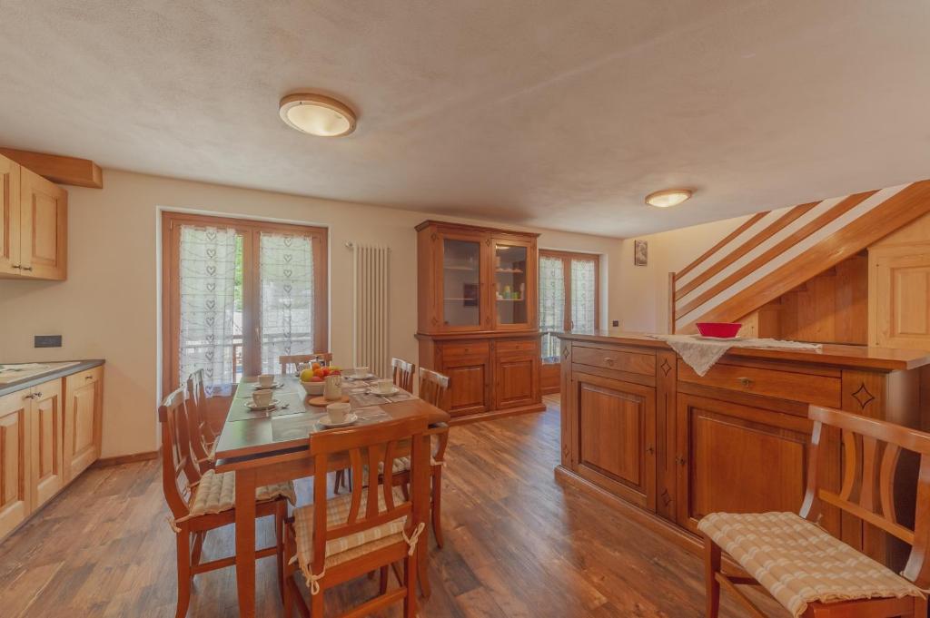 een keuken met een tafel en stoelen in een kamer bij CASA JASMIN - Scopri le bellezze di Courmayeur - COUR 0154 in Courmayeur