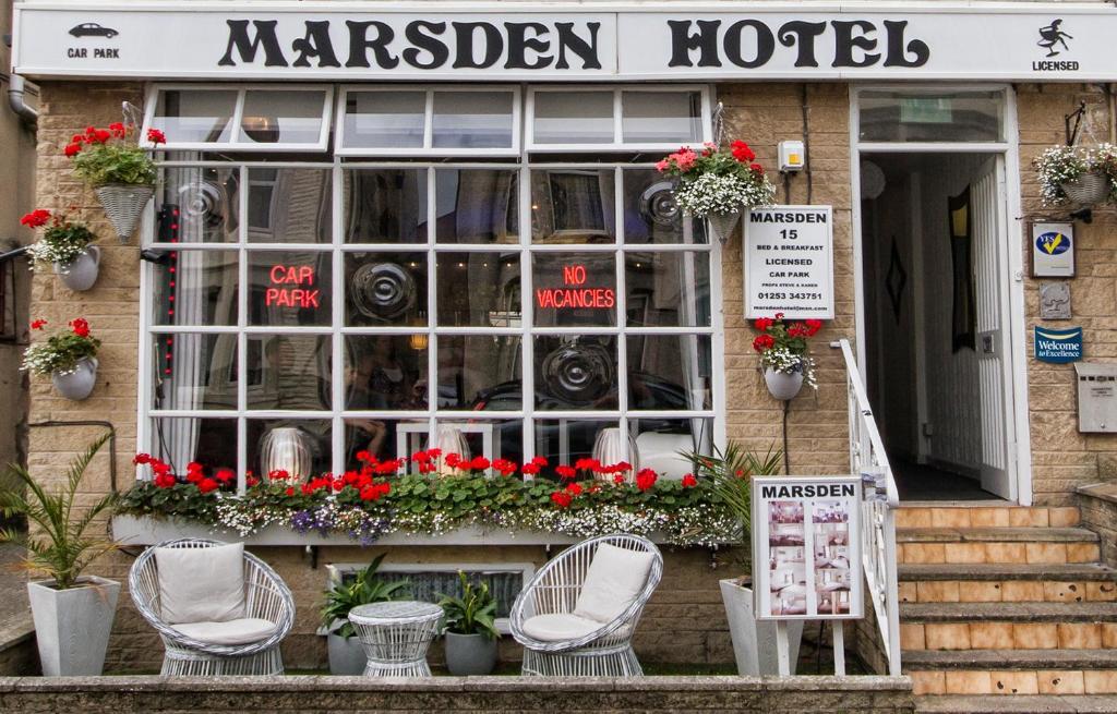 um hotel marben com cadeiras em frente a uma loja em The Marsden Hotel em Blackpool