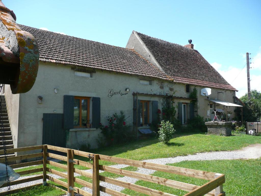 a house with a fence in front of it at Grootgenoegen in Bourbon-lʼArchambault