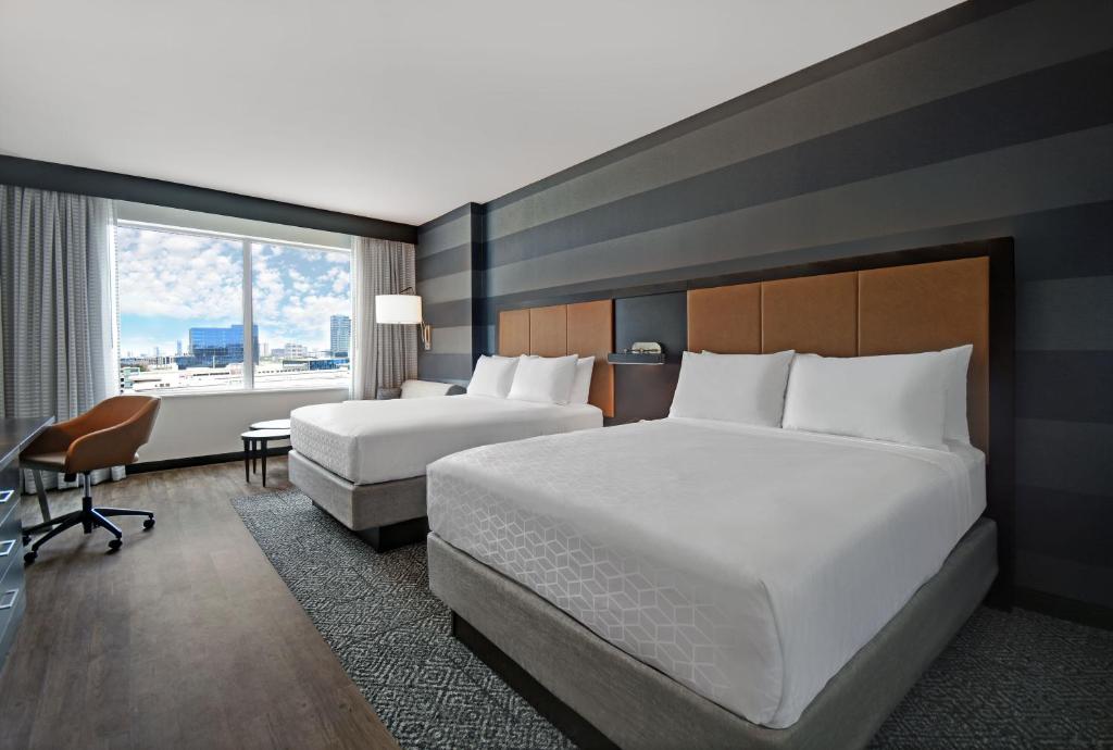 Holiday Inn Express - Houston - Galleria Area, an IHG Hotel - Standaard Queen Kamer Met Twee Queen Bedden En Mobility Toegankelijke Roll-In Douche