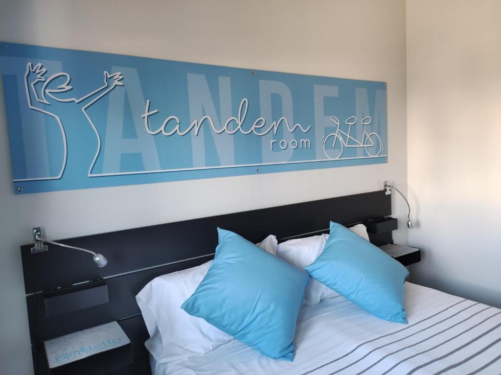 1 dormitorio con 1 cama con almohadas azules y blancas en b&b La Bicicletta, en Quattromiglio