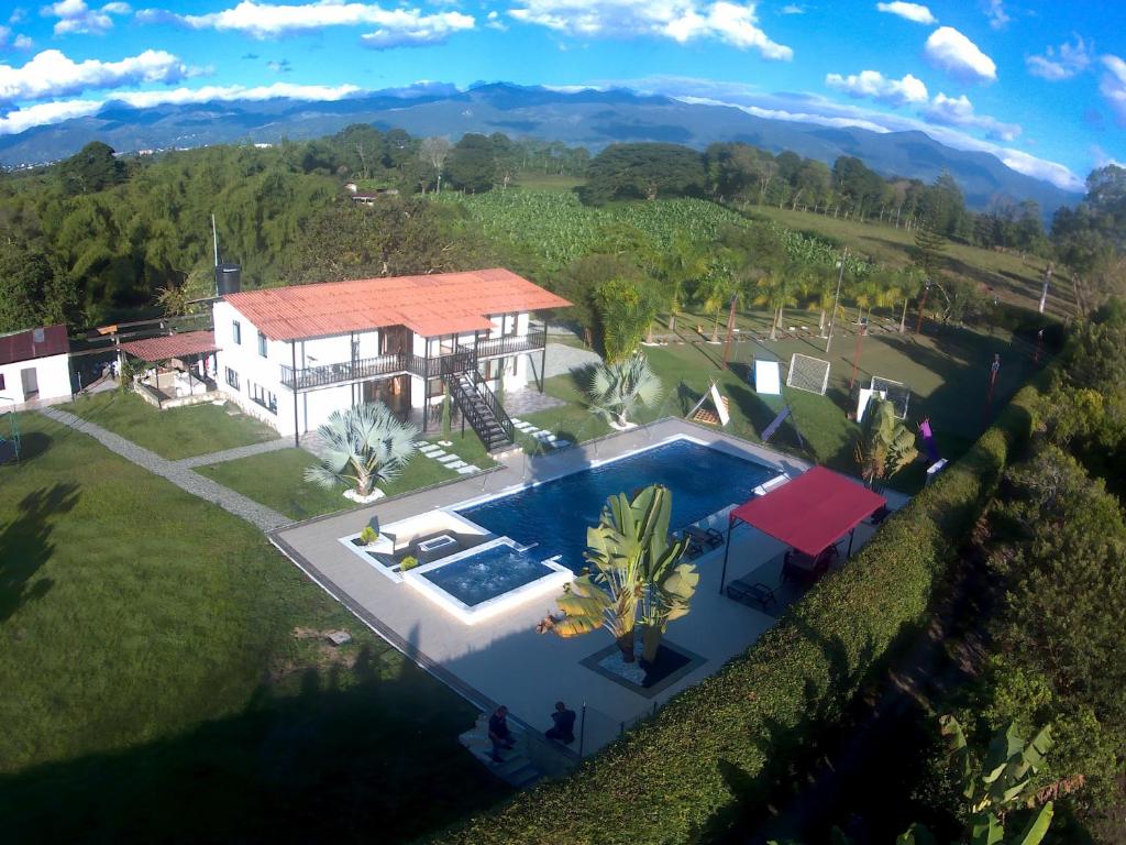- une vue aérienne sur une maison avec une piscine dans l'établissement Finca Casa Blanca, à Armenia