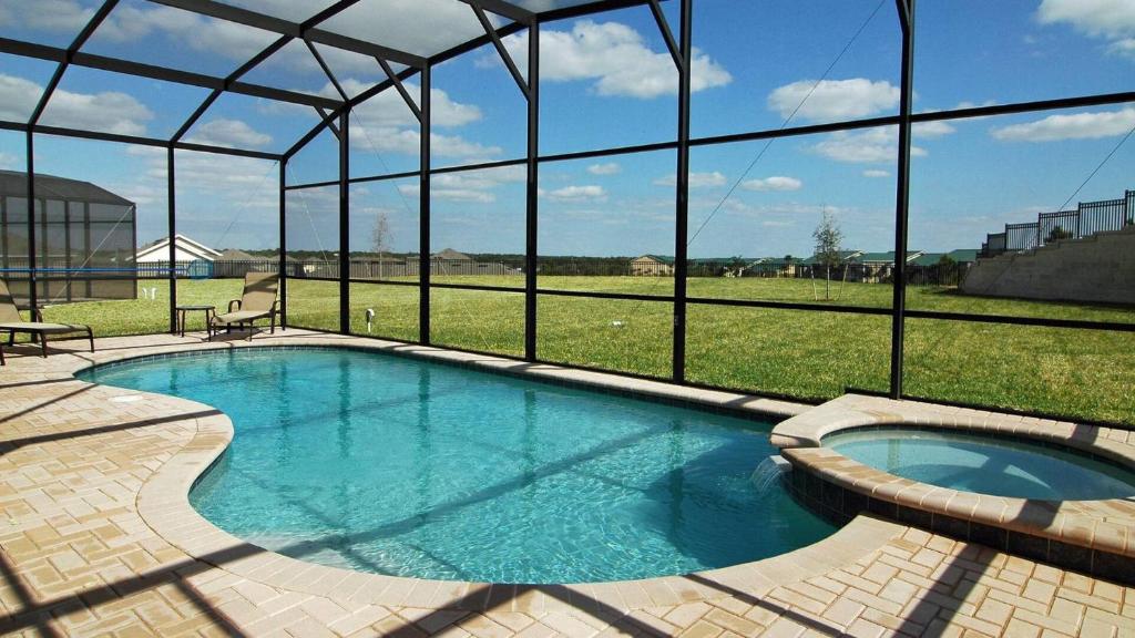 オーランドにあるThe Ultimate Villa on Windsor Hills Resort, Orlando Villa 4768の田園風景を望む建物内のスイミングプール