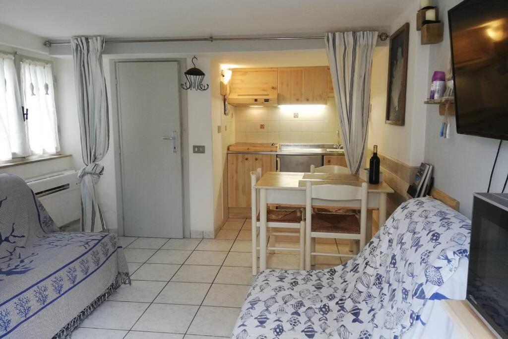 een kamer met een bed, een tafel en een keuken bij A pochi metri dal mare... in Rosignano Solvay