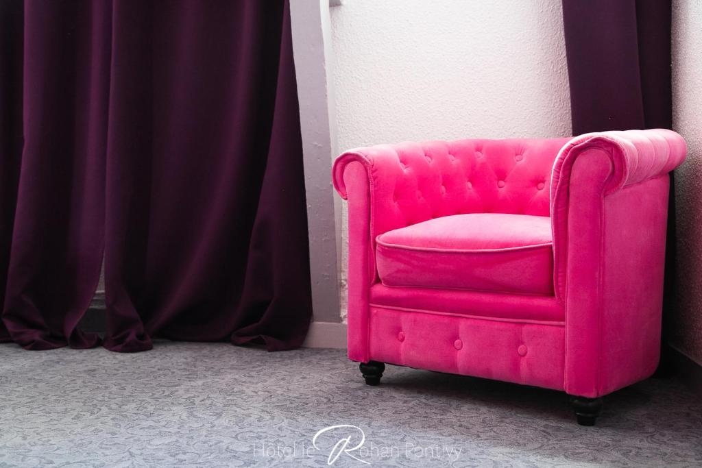 Posezení v ubytování Hôtel Le Rohan Charme et Caractère