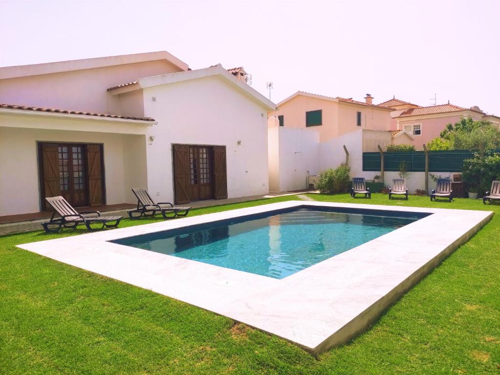 ein Swimmingpool im Hof eines Hauses in der Unterkunft Casa Branca in Ericeira