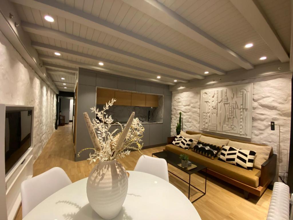 拉科魯尼亞的住宿－housingcoruña ART，客厅配有桌子和沙发