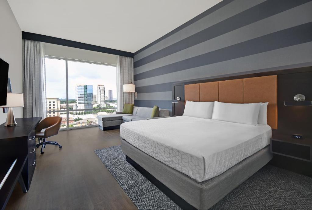 Holiday Inn Express - Houston - Galleria Area, an IHG Hotel - King Suite High Floor Skyline View
