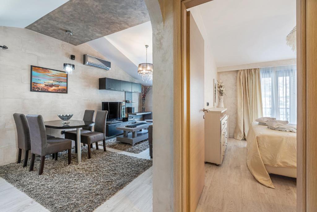 Dekaderon Lux Apartments - 18