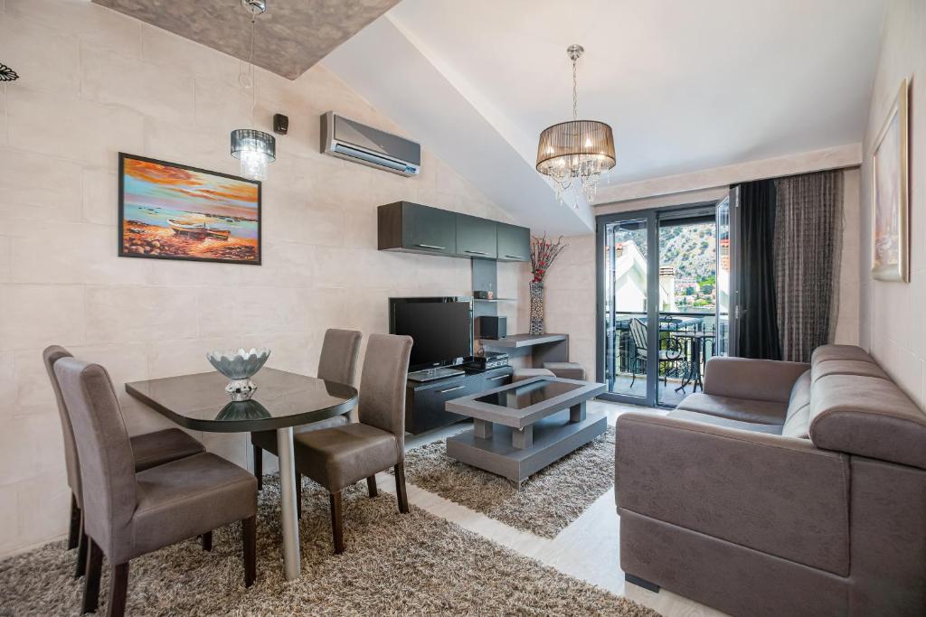 Dekaderon Lux Apartments - 19