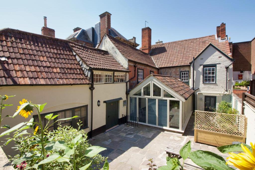 an exterior view of a house with a courtyard at Green Parrot House in Devizes