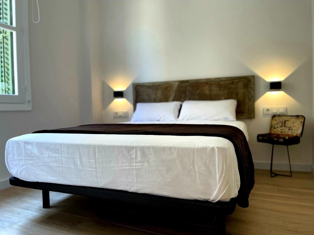 Postel nebo postele na pokoji v ubytování Town Hall Suite