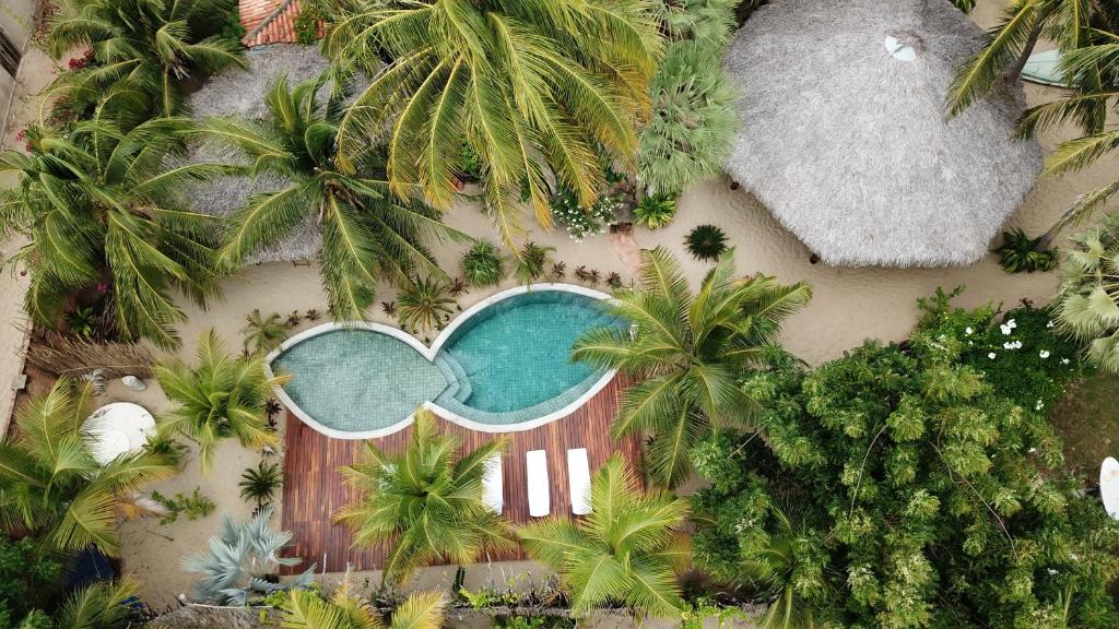 uma vista panorâmica de um resort com uma piscina em Pousada Villa Zen em Barra Grande