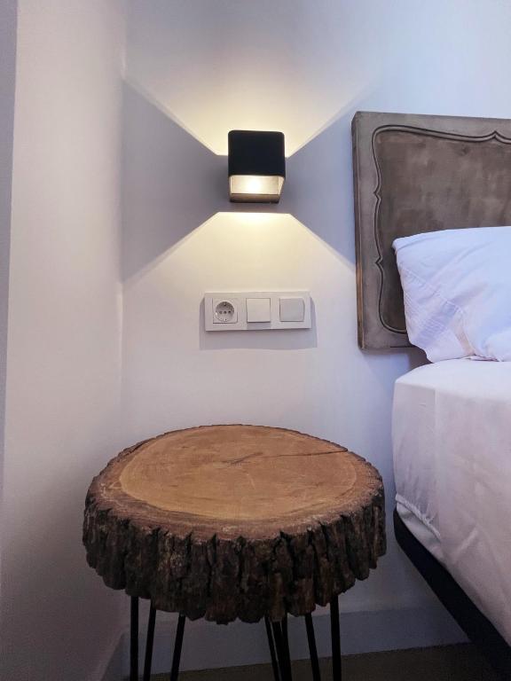 Postel nebo postele na pokoji v ubytování Town Hall Suite