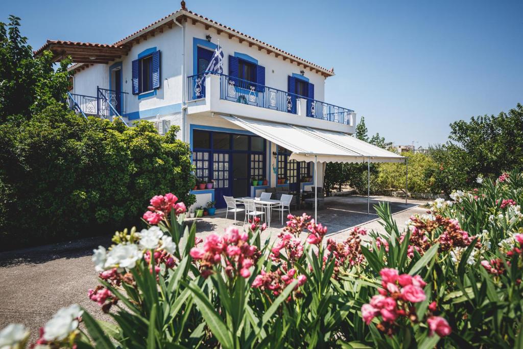 Una casa con un ramo de flores delante de ella. en Natalia's Stay, en Thermisía